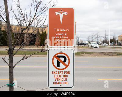 Tesla di ricarica del veicolo solo firmare e nessun parcheggio tranne per il veicolo elettrico segno di carica a Vaughan Mills Tesla Supercharger ubicazione. Foto Stock