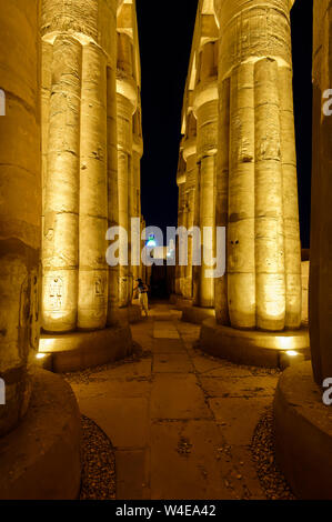 Camminando tra le colonne illuminate, con capitelli di papiro raggruppati, nella Corte di Amenhotep III al Tempio di Luxor Foto Stock