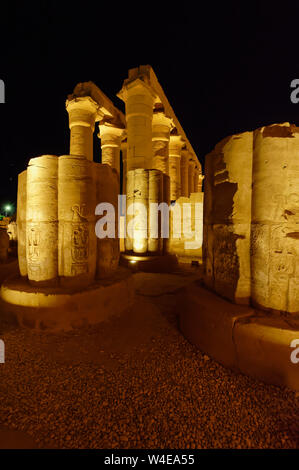 Vista illuminata di sculture in geroglifico su colonne nel Tempio di Luxor Foto Stock