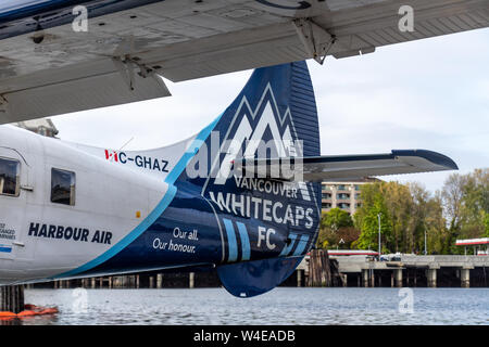 Idrovolante Tail of Harbor Air sponsorizzato da Vancouver Whitecaps FC visto mentre ormeggiato nel centro di Victoria, BC. Foto Stock