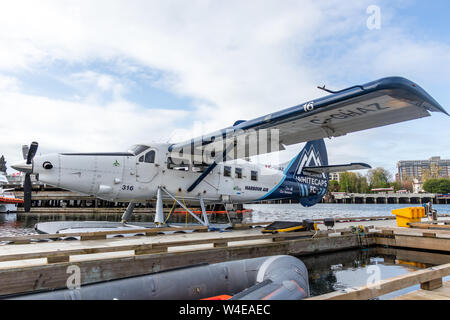 Harbour Air Seaviolane sponsorizzato da Vancouver Whitecaps FC visto mentre ormeggiato all'aeroporto di Victoria Harbour. Foto Stock