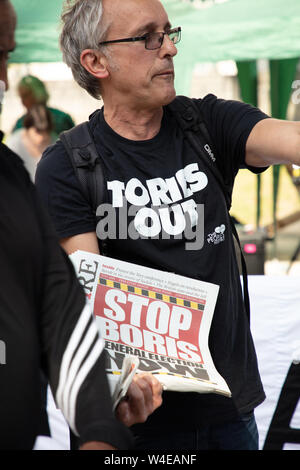 Londra, Regno Unito. 22° 2019. Uomo che consegna il giornale gratuito durante una dimostrazione di 'non il mio primo Ministro' di fronte a 10 Downing Street. Credit: Joe Kuis /Alamy News Foto Stock