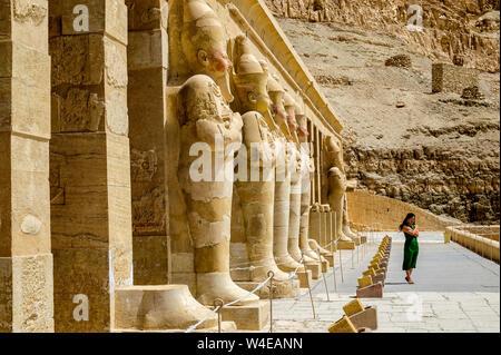 Facciata del tempio mortuario della Regina il Faraone Hatshepsut con colonne e statue di Osiride a Deir el-Bahari Foto Stock