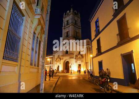 Camagüey, Cuba - Chiesa di Nostra Signora della Misericordia di notte Foto Stock