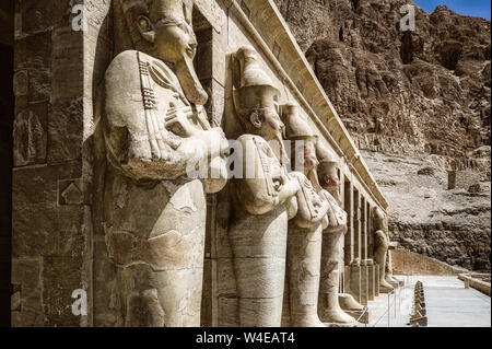 Il Osirform sculture del faraone Regina Hatshepsut a Hatshepsut tempio mortuario sotto le scogliere di Deir El-Bahari Foto Stock