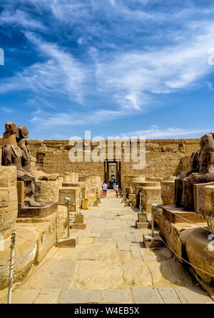 Statue del tempio di Amenhetep III riutilizzato da Ramses III nella terza Hypostyle hall Foto Stock
