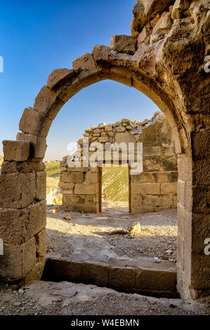 Archi ancora in piedi tra le rovine del castello di Shobak in Giordania Foto Stock