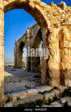 Arco in pietra nel castello di Montreal chiamato anche Shobak Shoubak o Shawbak rovine, costruito dal re crociato Baldwin I sul lato orientale dell'Araba. Foto Stock