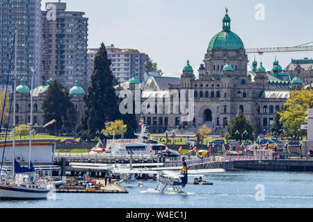 Assemblea legislativa dell'edificio della Columbia Britannica visto con l'idrovolante Harbour Air che vi tassò nell'area del centro cittadino. Foto Stock