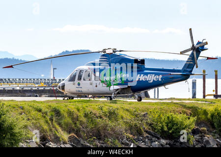 Helijet carta internazionale elicottero parcheggiato e vincolati a Helijet il Victoria base in James Bay. Foto Stock