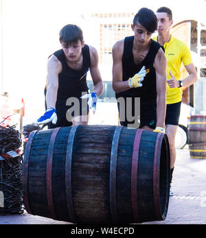 La gioventù botte di vino gara di Montepulciano, Italia Foto Stock