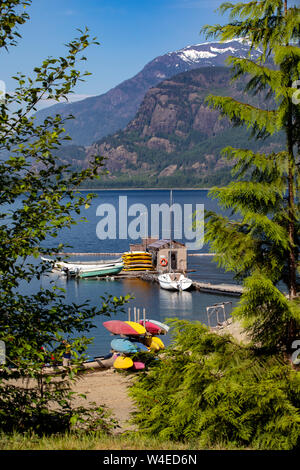 Casa-barca a Strathcona Park Lodge in Strathcona Provincial Park, vicino a Campbell River, Isola di Vancouver, British Columbia, Canada Foto Stock