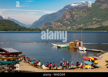 Un gruppo di bambini a Strathcona Park Lodge e Outdoor Education Centre in Strathcona Provincial Park, vicino a Campbell River, Isola di Vancouver, British Foto Stock