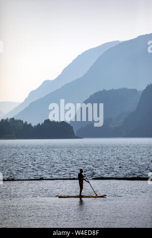 Stand-up Paddleboarding su superiore Campbell lago a Strathcona Park Lodge in Strathcona Provincial Park, vicino a Campbell River, Isola di Vancouver, British Foto Stock