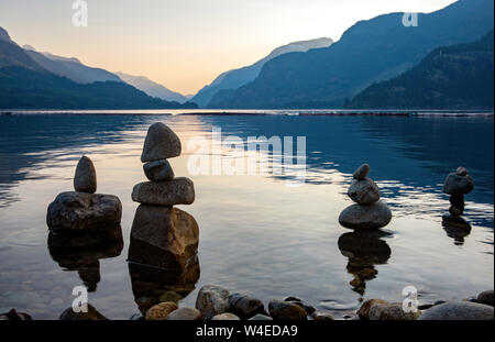 Cairns sul litorale di alto lago Campbell - Strathcona Park Lodge in Strathcona Provincial Park, vicino a Campbell River, Isola di Vancouver, British C Foto Stock