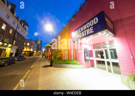 Tasca lineare park a Greenwood teatro da British fashion designer Dame Zandra Rhodes e progettista di giardini il presentatore TV Joe Swift Foto Stock