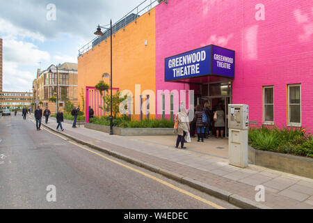 Tasca lineare park a Greenwood teatro da British fashion designer Dame Zandra Rhodes e progettista di giardini il presentatore TV Joe Swift Foto Stock