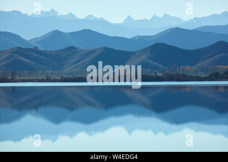 Le montagne si riflette nel lago Benmore, Waitaki Valley, North Otago, Isola del Sud, Nuova Zelanda Foto Stock