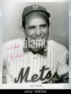 Hall of Fame giocatore di baseball Yogi Berra in foto autografate come allenatore con i New York Mets in 1969. Foto Stock