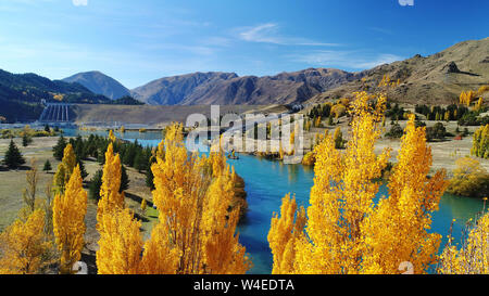 Il lago di Aviemore e Colore di autunno, Waitaki Valley, North Otago, South Island, in Nuova Zelanda - antenna fuco Foto Stock