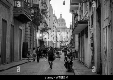 Strada che conduce al Capitolio dell'Avana a Cuba Foto Stock