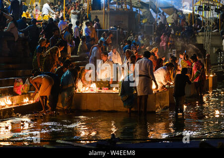 Varanasi, India - CIRCA NOVEMBRE 2018: persone a notte sul ghats di Varanasi durante Dev Deepawali celebrazione. Varanasi è la capitale spirituale della Foto Stock