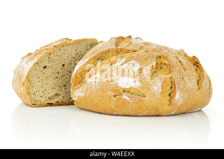 Gruppo di due metà di freschi di forno segale pane di grano un taglio in due isolati su sfondo bianco Foto Stock