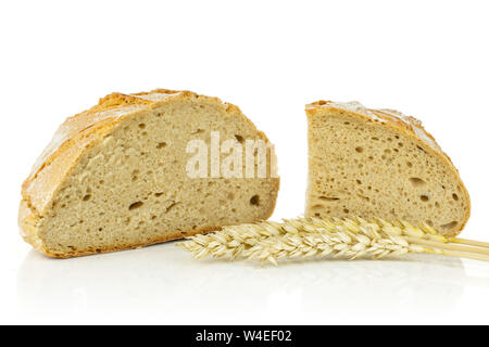 Gruppo di una metà una fetta di fresca di forno di segale pane di frumento con tre dorate spighe di grano isolato su sfondo bianco Foto Stock