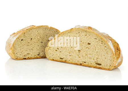 Gruppo di due metà di freschi di forno segale pane di grano sezione trasversale isolata su sfondo bianco Foto Stock