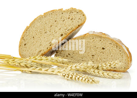 Gruppo di due metà di croccanti cotto segale pane di frumento con dorate spighe di grano isolato su sfondo bianco Foto Stock