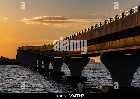 Sun riflette il ponte pedonale in Florida USA Foto Stock