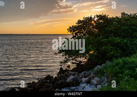 Luogo di pesca sulla baia di Tampa come il sole che sorge Foto Stock