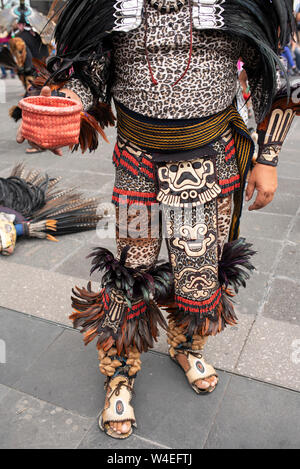 Aztec ballerina nel suo costume con seme rattles legato intorno alle sue caviglie. Zocalo, Città del Messico, CDMX, Messico. Giu 2019 Foto Stock