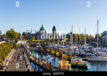 Assemblea Legislativa della British Columbia palazzo visto sopra central downtown imbarcazione marina in Victoria, BC. Foto Stock