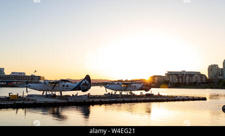 Victoria, BC tramonto visto dall'idrovolante banchine al porto di Victoria Aeroporto. Foto Stock