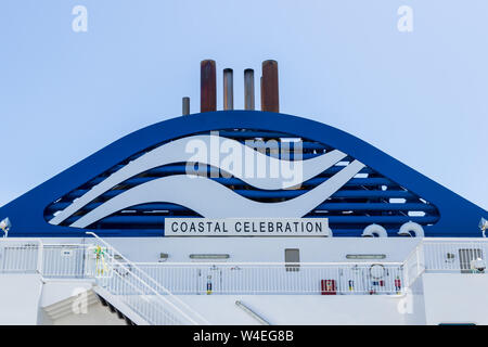 Scarico superiore della BC Ferries nave, la celebrazione costiere con Traghetti BC logo e il nome della nave, Foto Stock