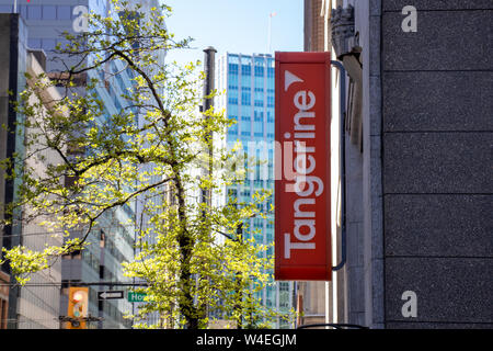 Cartello della Tangerine Bank appeso sul lato di una filiale nel centro di Vancouver, British Columbia. Foto Stock