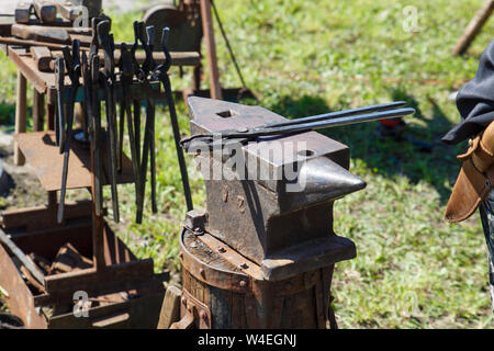 Forge. Fabbro attrezzo. Fatti a mano antico strumento per blacksmithing. Fabbro fatti a mano. Foto Stock