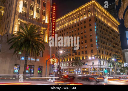 Scena notturna all'incrocio tra Hollywood Boulevard e Vine Street nella città di Los Angeles. Foto Stock