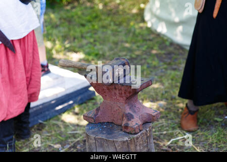 Forge. Fabbro attrezzo. Fatti a mano antico strumento per blacksmithing. Fabbro fatti a mano. Foto Stock