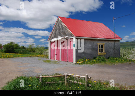 Ile d'Orleans, Quebec, Canada-Roadside Apple Orchard edificio con tetto rosso Foto Stock