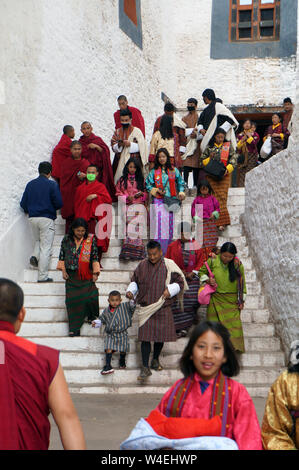 Giovani donne e uomini e monaci in abbigliamento tradizionale in Punakha Dzong durante il Festival Tshechu, Punakha, Bhutan Foto Stock