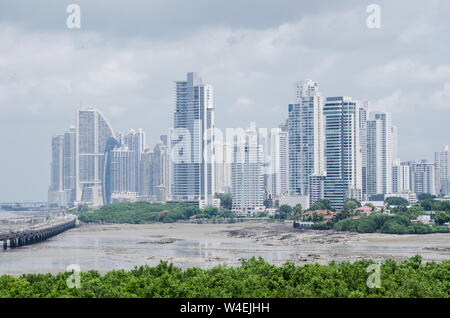 Vista della Punta Pacífica e Coco de Mar area nella città di Panama Foto Stock