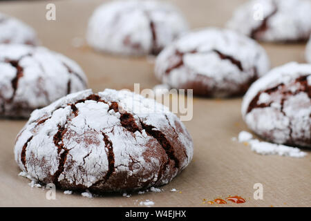 Biscotti al cioccolato con crepe vicino. dessert concetto. i cookie per holidayand natale. Foto Stock