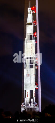 Apollo 11 Saturn V razzo proiettato sul Washington Monument al National Mall in commemorazione del 50° anniversario di atterraggio lunare 20 luglio 2019. Foto Stock