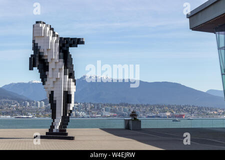 Killer / Orca Whale statua lungomare a Burrard Landing in giornata di sole nel centro di Vancouver, BC. Foto Stock