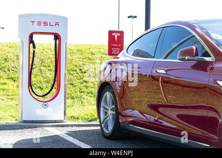 Rosso Modello Tesla S parcheggiato a Tesla stazione di sovralimentazione in Cornovaglia, Ontario. Foto Stock