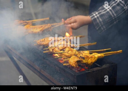 Malese piatti tradizionali, famose grigliate di Pollo speziato Ayam Percik vendita nel bazaar durante il mese sacro del Ramadan. Foto Stock