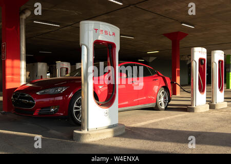 Tesla Model S di Tesla sovralimentatore a Montreal, Quebec nel luogo Vertu Shopping Center. Foto Stock