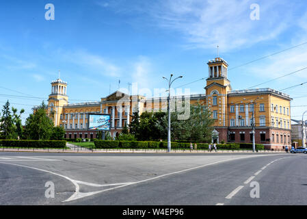 Russia, Irkutsk - 6 luglio 2019: Edificio Vostsibugol Trade and Industry Company. Tikhvinsky o Piazza Kirov Foto Stock